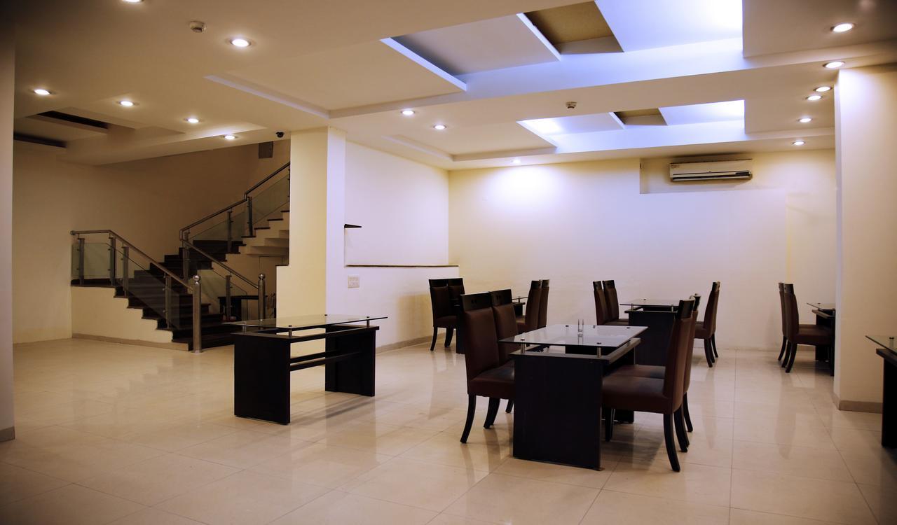 גורגאון Fabhotel Oasis Dlf Phase 3 מראה חיצוני תמונה